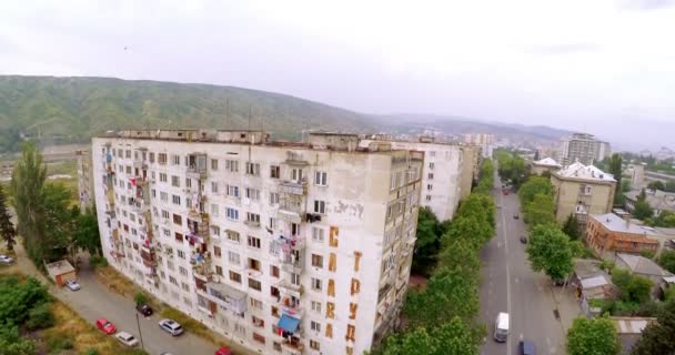 Luchtfoto van oude Sovjet-gebouwen — Stockvideo