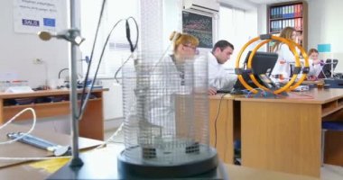 Deneyler taşıyan araştırma ekibi