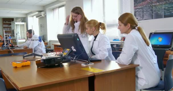 Equipe de pesquisadores que realizam experimentos — Vídeo de Stock