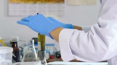 Laboratuarda çalışan bilim adamı yakın çekim