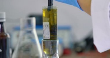 Laboratuarda çalışan bilim adamı yakın çekim