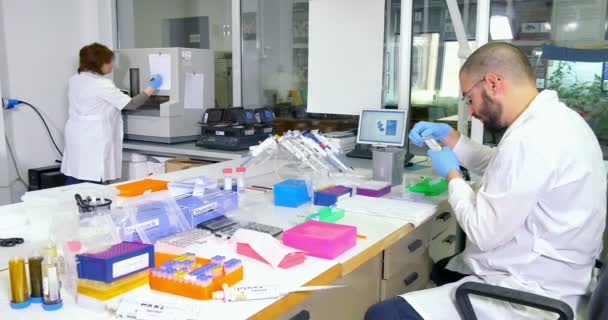 Grupo de científicos que trabajan en el laboratorio — Vídeos de Stock