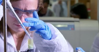 Laboratuvarda çalışan bilim adamı.