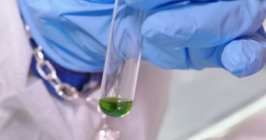 Laboratuarda çalışan bilim adamı yakın çekim