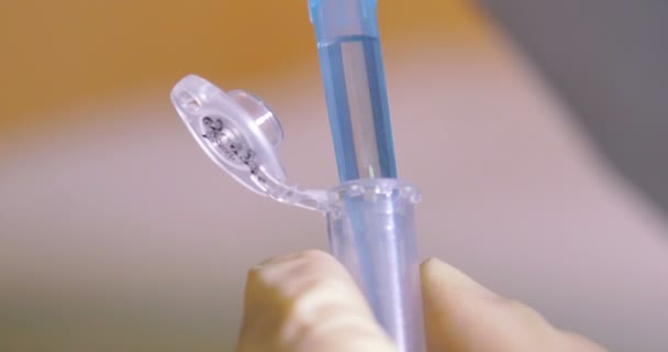 Scientifique travaillant au laboratoire, gros plan 