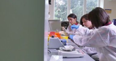 Laboratuvarda çalışan bilim adamı.