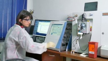 Laboratuvarda çalışan bilim adamı.