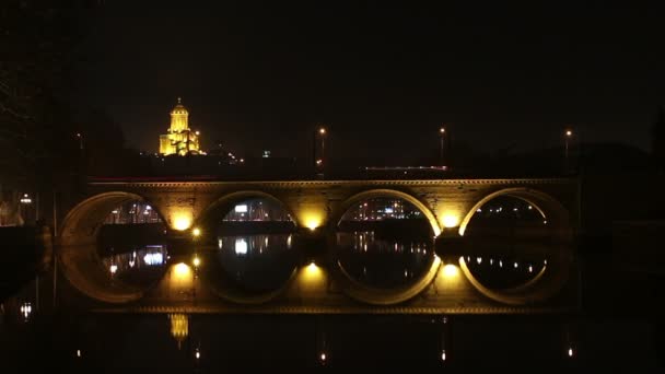 Puente en Tiflis por la noche — Vídeo de stock