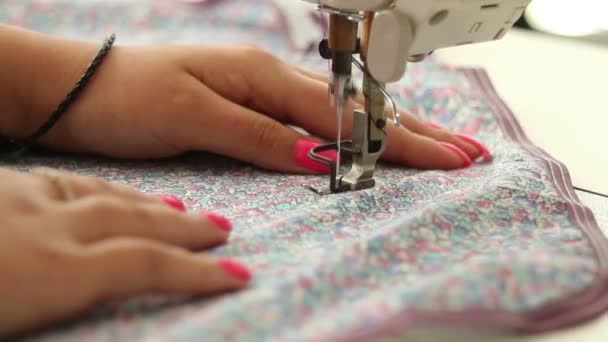 Женские руки на швейной машинке — стоковое видео