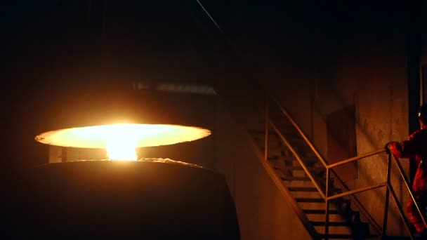 Поток пламени на сталелитейном заводе — стоковое видео