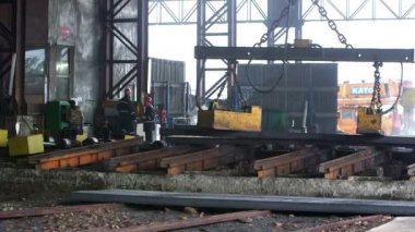 İşçiler çelik blok transfer