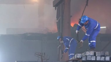 İşçiler çelik blok transfer