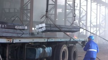 İşçiler çelik blok transfer