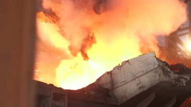 Demir eritmek için fırına koyarak