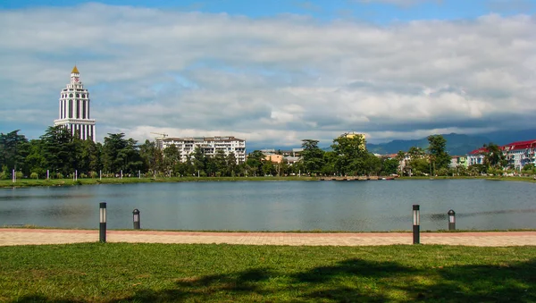 Waterfront with buildings in green trees — 스톡 사진