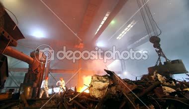 Fırın içinde eritme demir kontrol işçi