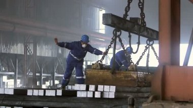 İşçiler çelik blok transfer