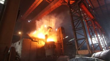Fabrikada metalin erime.