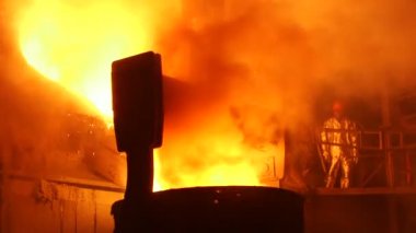 Fabrikada metalin erime.