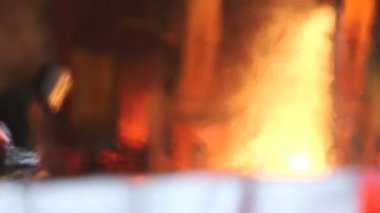 İşçi ateşli çelik blok keser