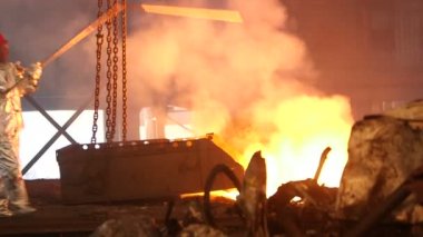 Fırın içinde eritme demir kontrol işçi