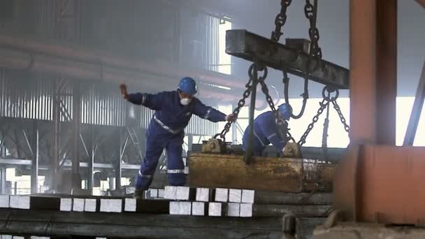 Trabajadores transfieren bloques de acero — Vídeo de stock