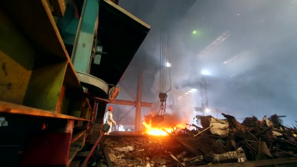 Trabalhadores que controlam o ferro fundido no forno — Vídeo de Stock