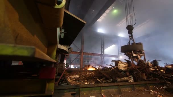 Werknemers controle smelten ijzer in de oven — Stockvideo