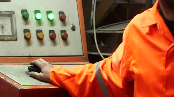 Mens werken met industriële machine in fabriek — Stockvideo