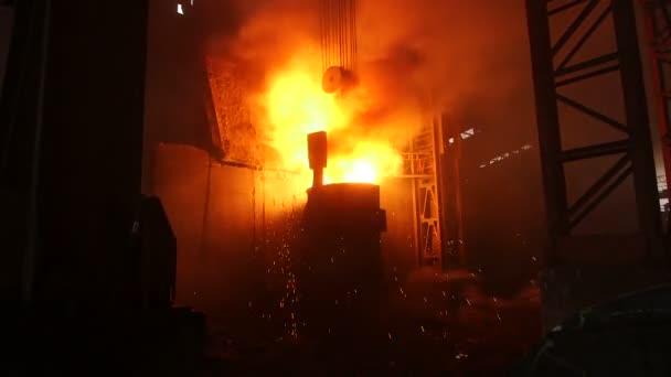 Smelten van het metaal in de fabriek. — Stockvideo