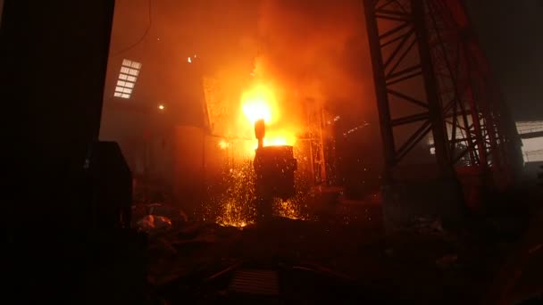 Таяние металла на заводе . — стоковое видео
