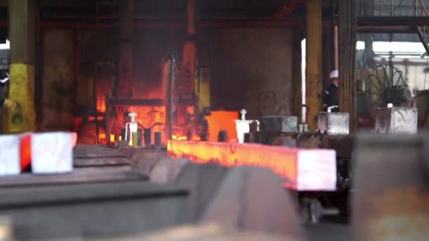 Trasferire blocchi di acciaio ardente — Video Stock