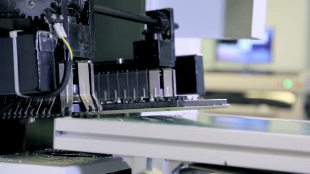 Produção de PCBs na linha de montagem de fábrica — Vídeo de Stock