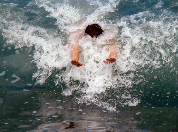 Hombre nadando en olas salpicaduras — Foto de Stock