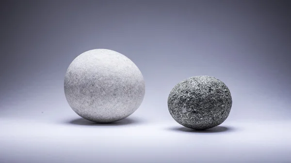 İki yuvarlak taşı