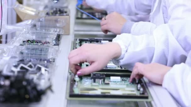 Costruzione di circuiti nella fabbrica di elettronica — Video Stock