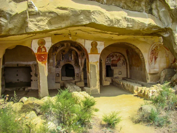 Murals on the walls of caves in David Gareja Monastery — Stock Photo, Image