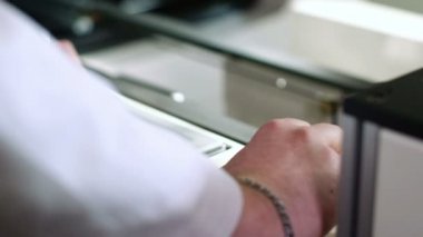 Pcb panoları kalitesini kontrol işçi