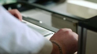 Pcb panoları kalitesini kontrol işçi