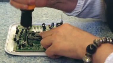 PCB kurulları ile işçisi