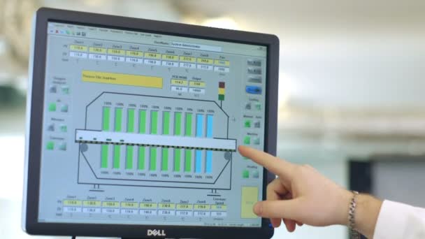 Hand presentera finansiella diagram — Stockvideo