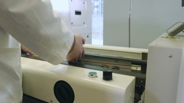 Рабочий контроль качества печатных плат — стоковое видео