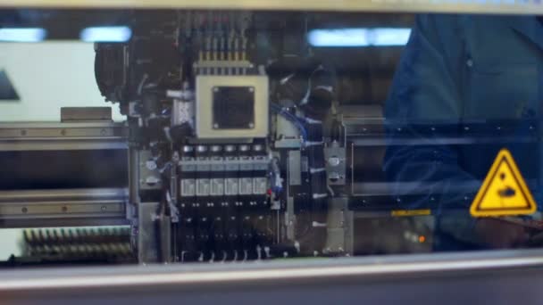 Automatisierte Maschine am Werk — Stockvideo