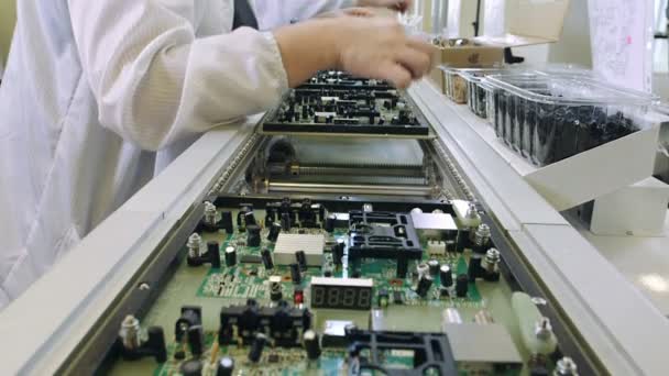 Bouwplaten Circuit in elektronica fabriek — Stockvideo