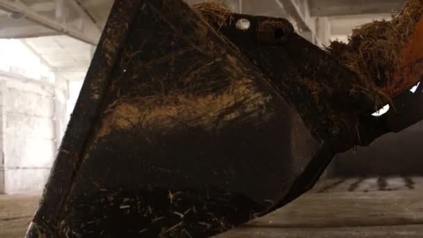 tracteur rassemble tas de paille 