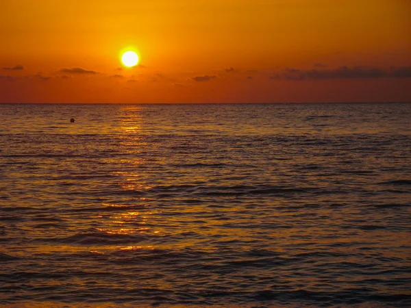 Prachtige zonsondergang boven de zee — Stockfoto