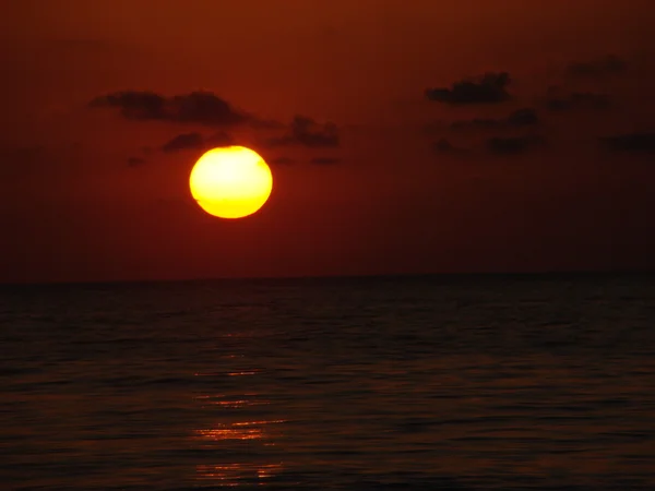 Pôr do sol acima do mar — Fotografia de Stock