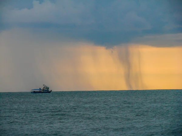 Yelkenli tekne üzerinde yağmur fırtına bulutları