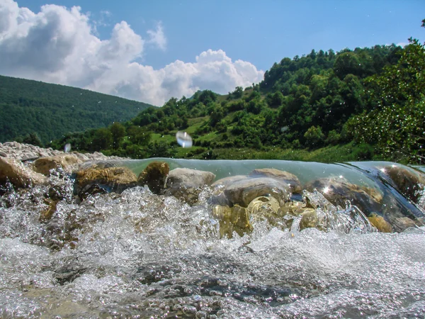 Taşların üzerinde çalışan bir dere