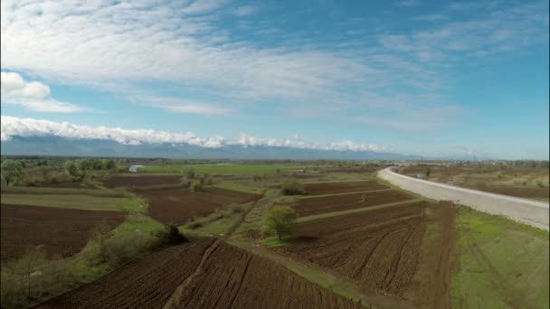 Doğa bulutlu gökyüzü altında yolu ile — Stok video